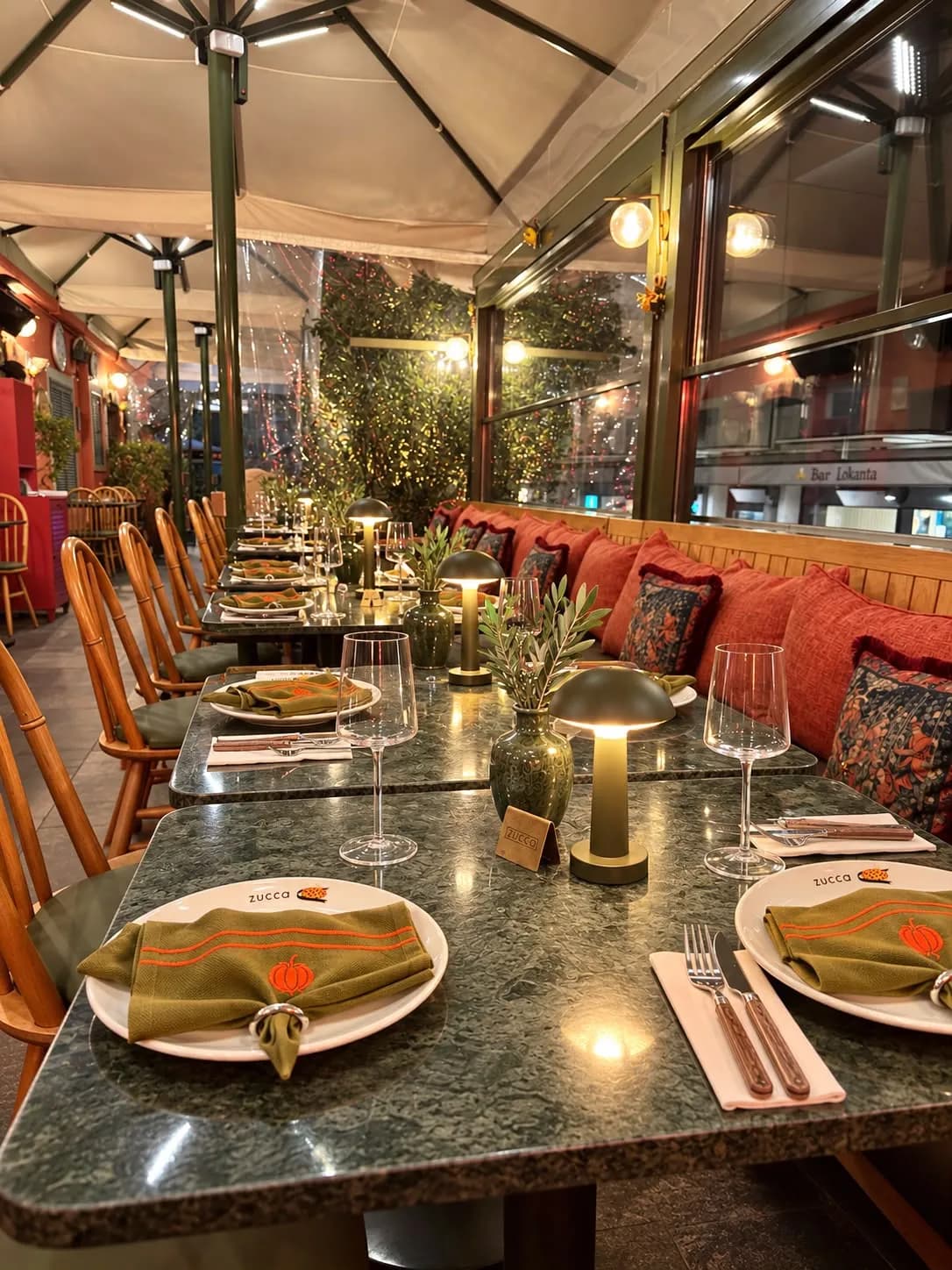 Teras, akşam yemeği masaları