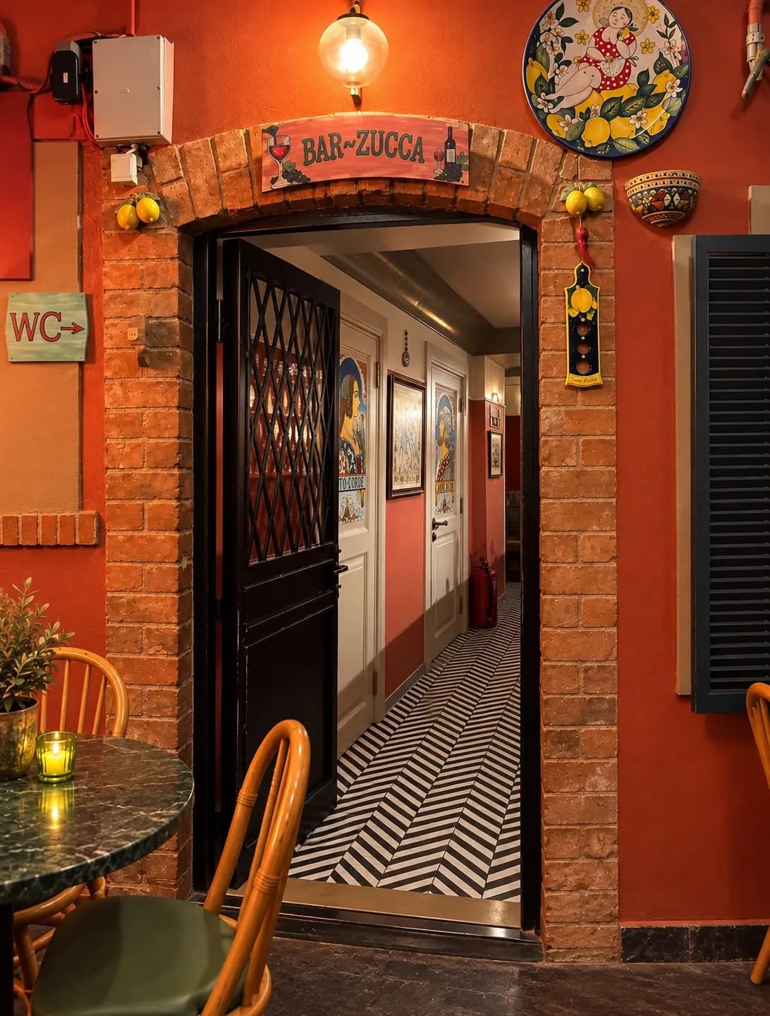 La porta del Bar Zucca