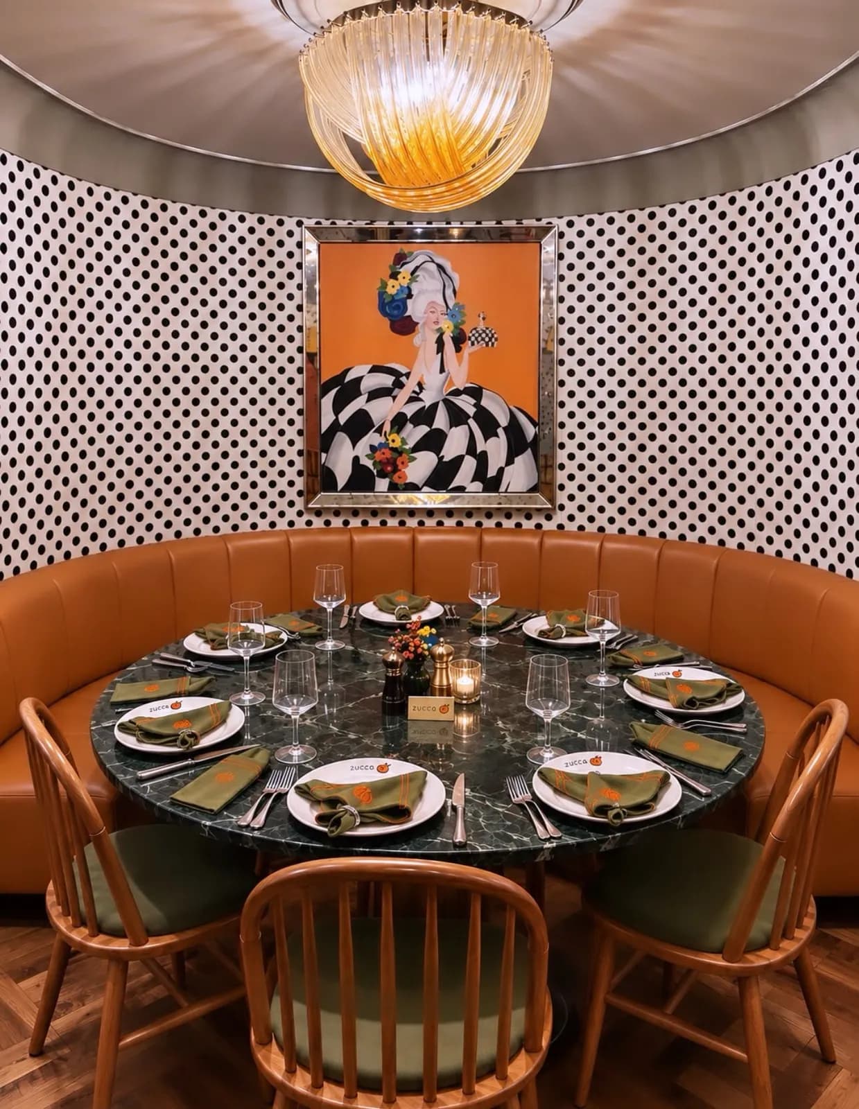 Sala riservata con tavolo rotondo