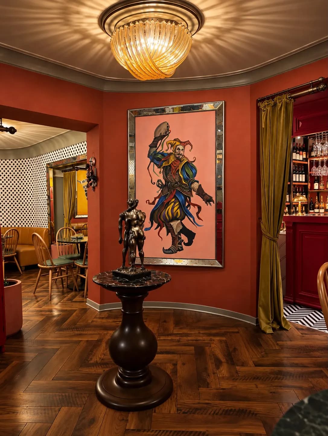 Sala con statua e dipinto