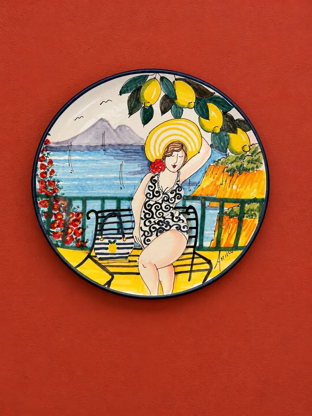 Piatto in ceramica con balcone sul mare