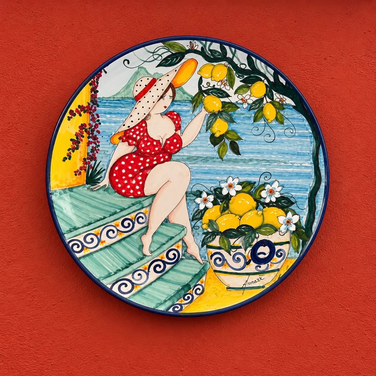 Piatto in ceramica con signora in abito rosso